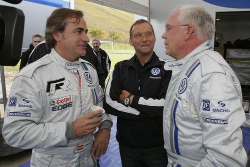 Im Gespräch (von links): Carlos Sainz, VW-Motorsportchef Kris Nissen und Entwicklungsvorstand Dr. Ulrich Hackenberg.