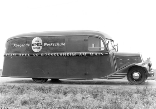Im Jahr 1935 wurde als besonderer Service die „Fliegende Kundendienstschule“ von Opel etabliert, die eine Schulung bei den Händlern vor Ort ermöglichte.