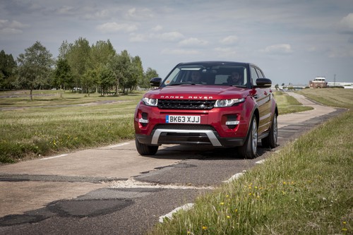 Im JLR-Test- und Entwicklungszentrum Gaydon: Ein Range Rover Evoque erfasst den Fahrbahnzustand und erkennt Fugen, Unebenheiten und Schlaglöcher.