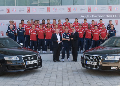 Im Juli 2009: Die Mannschaft vom 1. FC Bayern München übernimmt ihre neuen Audi-&quot;Dienstwagen&quot;.