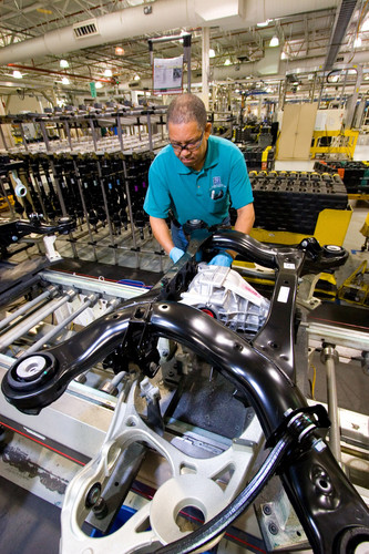 Im Just-in-Sequence-Werk Tuscaloosa/Alabama fertigt die
ZF-Division Fahrwerktechnik Achssysteme für die Mercedes-Benz-
Produktion im benachbarten Vance.