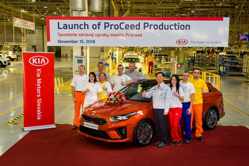Im Kia-Werk Zilina wird der Produktionsbeginn des Pro Ceed gefeiert.