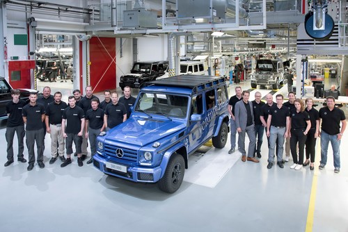 Im Magna Steyr-Werk (Österreich) ist die 300.000 G-Klasse vom Band gelaufen. Dr. Gunnar Güthenke (8.v.r.), Leiter Produktbereich Geländewagen bei Mercedes-Benz und seine Mannschaft mit dem Rekordfahrzeug.