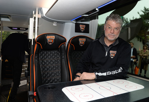 Im Mannschaftsbus der Grizzlys Wolfsburg: Cheftrainer Pat Cortina an seinem Taktiktisch.