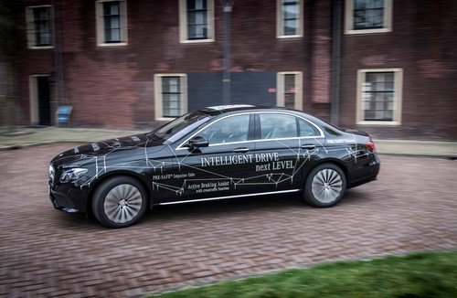 Im Rahmen der Tagung der EU-Verkehrsminister in Amsterdam zeigte Mercedes-Benz, wie teilautonom die E-Klasse bereits jetzt schon fahren kann.