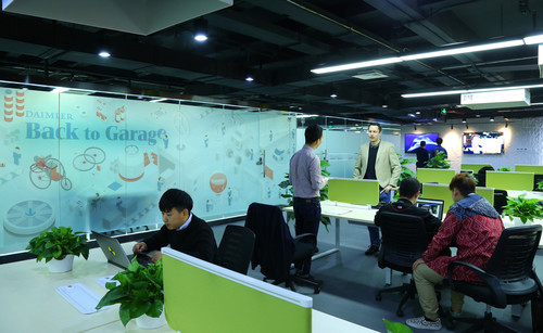 Im Rahmen der Zusammenarbeit richtet Daimler Greater China Büroräume in der Niederlassung von Plug and Play in Peking ein, um sich aktiv an der Arbeit mit den ausgewählten Start-ups zu beteiligen.