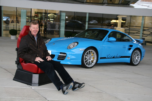 Im Schalensitz: Walter Röhrl vor dem Porsche-Museum.