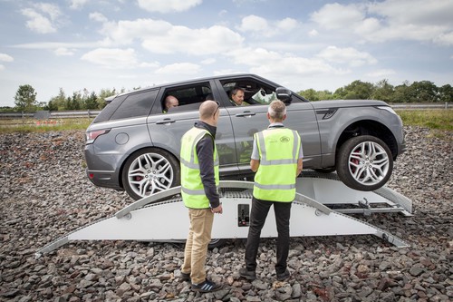 Im Test- und Entwicklungszentrum Gaydon arbeitet Jaguar Land Rover an Aspekten automatiserten Fahrens: Ein Range Rover wird per Smartphone von außen im Schrittempo über ein Hindernis geführt.