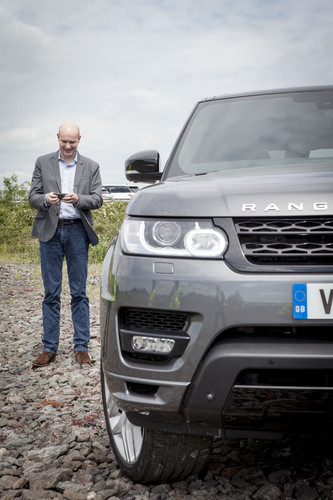Im Test- und Entwicklungszentrum Gaydon arbeitet Jaguar Land Rover an Aspekten des automatiserten Fahrens: Autor Jens Meiners steuert einen Range Rover via Smartphone.