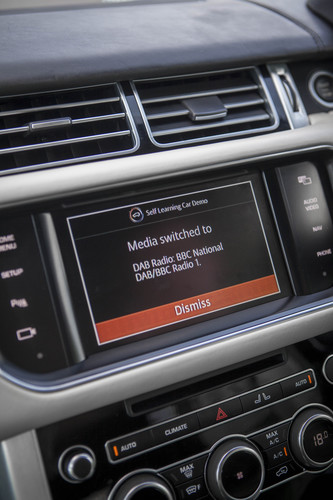 Im Test- und Entwicklungszentrum Gaydon arbeitet Jaguar Land Rover an Aspekten des automatiserten Fahrens sowie der verbesserten Gestensteuerung von Fahrzeug und Telematiksystemen. Je nach Tageszeit wählt  das Mediasystem zum Beispiel den zu dieser Zeit vom Fahrer normalerweise bevorzugten Musiksender vor.