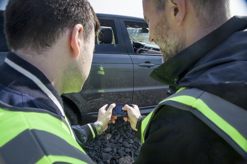 Im Test- und Entwicklungszentrum Gaydon: Per Smartphone kann ein Range Rover im Schrittempo von außen gesteuert fahren.
