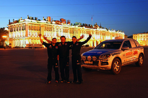 Im Volkswagen Touareg in Weltrekord-Zeit von Melbourne nach St. Petersburg (von links): Marius Biela, Rainer Zietlow und Vadim Gagarin am Ziel.