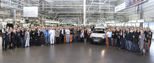 Im VW-Werk Antoninek in Poznan ist der zweimillionsten Caddy gebaut worden: Belegeschaft und Manmagement feiern das Ereignis.
