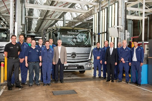 Im Werk Wörth lief der erste Mercedes-Benz Atego Euro VI in Wörth vom Band: Produktionsleiter Helmut Bachmann (8.v.l.) und Projektleiter Dr. Andreas Bachhofer (4.v.r.) mit Mitarbeitern.