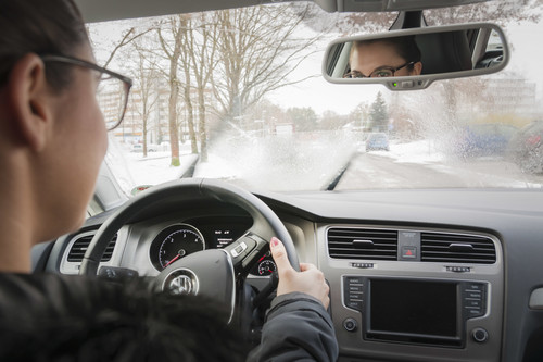 Im Winter muss das Auto beim Fahren schnee- und eisfrei sein. 