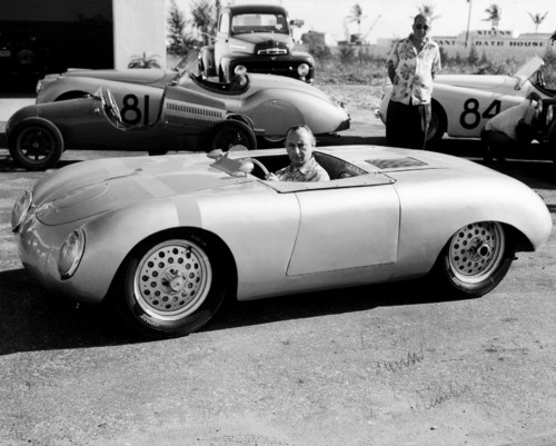 Importeur Max Hoffman in einem „Glöckler-Porsche“ (1951).