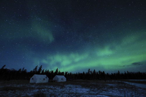 Impressionen von der Fulda Challenge 2014: Nordlicht über dem Camp am Yukon.