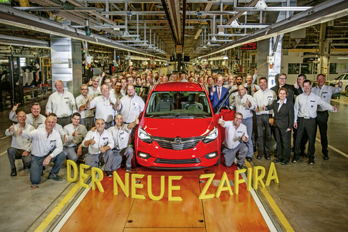 In Anwesenheit von Opel-Chef Dr. Karl-Thomas Neumann, Produktionschef Phil Kienle und Werksdirektor Michael Lewald lief der erste neue Zafira in Rüsselsheim vom Band.