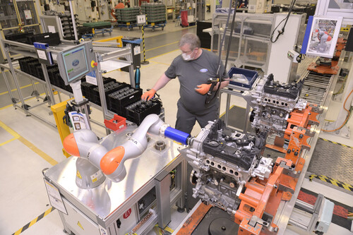 In den Kölner Ford-Werken arbeiten schwerbehinderte Beschäftigte mit einem kollaborierenden Roboter (Kobot) zusammen. Dafür gab es den Inklusionspreis der Wirtschaft 2021.