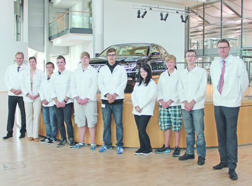 In der Gläsernen Manfaktur von VW in Dresden begannen sieben junge Mensche ihr Ausbildung oder ein Duales Studium.
