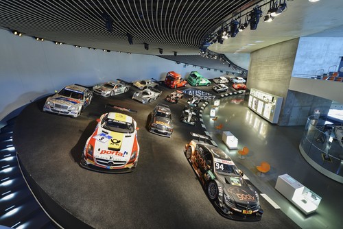 In der Rennkurve Mythos 7 des Mercedes-Benz-Museums sind drei Meisterfahrzeuge der DTM ausgestellt.