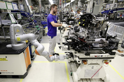 In der VW-Golf-Produktion entlastet der Roboter den Menschen bei ergonomisch ungünstigen Tätigkeiten.