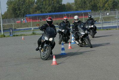 In einem Training lernt man neben Kurvenfahren und Ausweichtechniken auch den Umgang mit dem ABS.