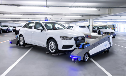 In einer Pilotphase transportieren seit Februar zwei Roboter im Audi-Werk Ingolstadt Autos nach der Produktion selbstständig auf eine Zwischenfläche.