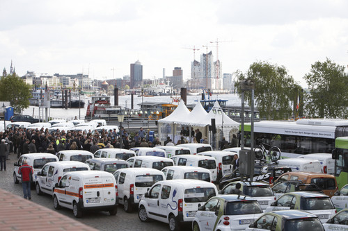 In Hamburg wurden 35 Elektroautos vom Typ Renault Kangoo Z.E. und Karabag E-Fiorino an Unternehmen und Institutionen übergeben.