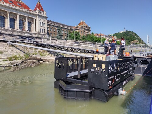 In Kooperation mit Audi Ungarn wurde von Clear Rivers eine aus recyceltem Kunststoff hergestellte Müllfalle in der Donau installiert.