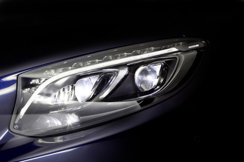 In naher Zukunft wird Mercedes-Benz seine Scheinwerfertechnologie um ein „High Range“-LED-Fernlicht erweitern.