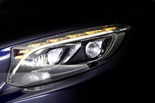 In naher Zukunft wird Mercedes-Benz seine Scheinwerfertechnologie um ein „High Range“-LED-Fernlicht erweitern.