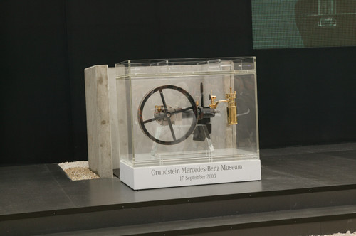 In Plexiglas eingefasste originalgetreue Nachbildung des ersten schnelllaufenden Motors von Gottlieb Daimler aus dem Jahr 1883.