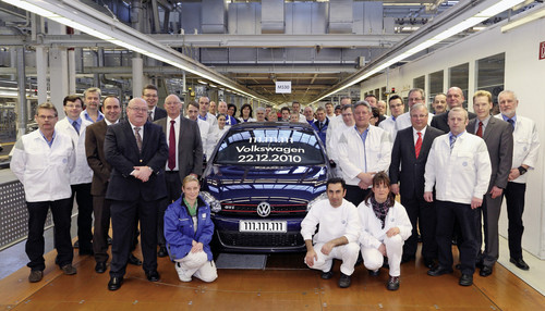 In Wolfsburg ist heute der 111 111 111ste Volkswagen vom Band gelaufen. Das Jubiläumsfahrzeug ist ein Golf GTI.