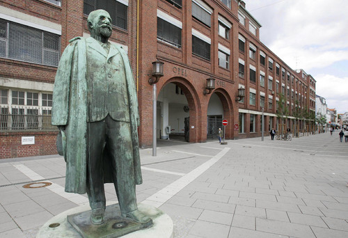 Industrie-Denkmal: Adam-Opel-Statue vor dem Hauptportal des historischen Opelwerks im Zentrum von Rüsselsheim.