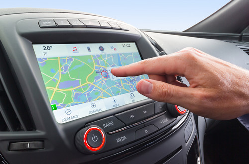 Infotainment im Opel Insignia: Der Fahrer die Auswahl zwischen vier unterschiedlichen Bedienmöglichkeiten. So lässt sich das neue System über einen acht Zoll großen Farb-Touchscreen per Fingertipp, aber auch per Tastendruck am Lenkrad, Sprachsteuerung oder mittels des neuartigen Touchpads steuern.