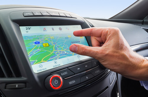 Infotainment im Opel Insignia: Die Landkarte des Navigationssystems lässt sich zoomen, indem man wie bei einem Smartphone Finger und Daumen zusammen- oder auseinanderzieht.