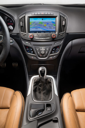 Infotainment-System im Opel Insignia mit Touchpad, Sprachsteuerung und neu gestalteter Mittelkonsole.