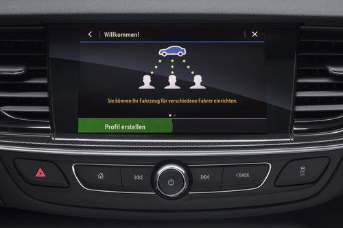 Infotainment-System Multimedia Navi pro im Opel Insignia.