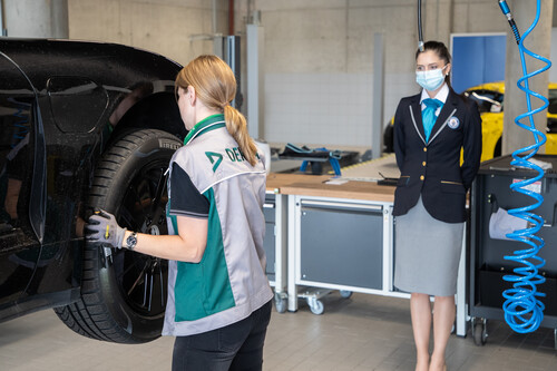 Ingenieurin Denise Ritzmann, Drift-Europameisterin 2018 und 2019, inspiziert unter den Augen von „Guinness World Records“-Richterin Joanne Brent den Porsche Taycan.