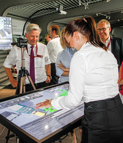 Innovationstag Logistik 2015 in Leipzig: Thomas Zernechel (Leiter Volkswagen Konzernlogistik) am Touchboard des virtuellen Planungstools aus Mlada Boleslav.