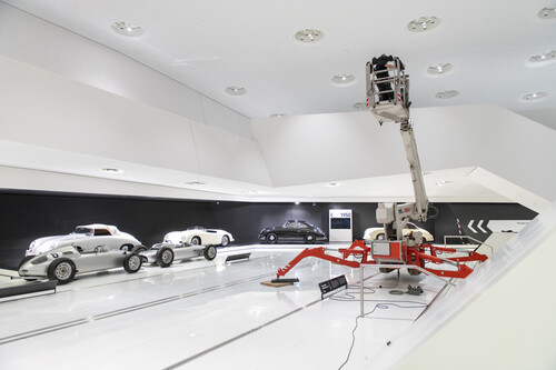 Installation einer neuen Lichtanlage im Porsche-Museum.