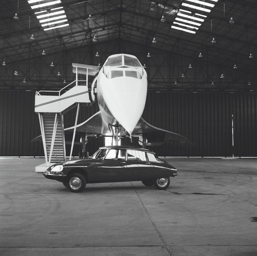 Inszenierung eines Citroën DS vor einer Concorde (1969).