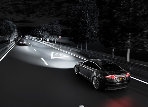 Intelligente Lichtsysteme: Neben blendfreiem Fernlicht können Fahrzeuge künftig Warnhinweise auf die Fahrbahn projizieren. 