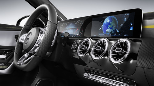 Interieur der künftigen A-Klasse von Mercedes-Benz mit dem neuen MBUX-Infotainmensystem.