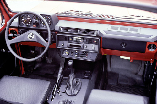 Interieur der Mercedes-Benz G-Klasse-Baureihe 460 (1979).