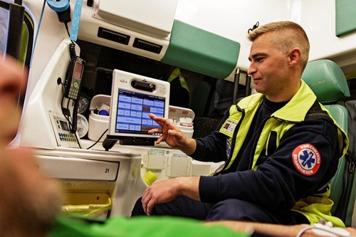 IT-Systeme vernetzen Rettungswagen in Echtzeit mit dem Krankenhaus und sendet von unterwegs Vitalparameter des Patienten.