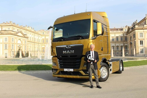 ITOY-Jurypräsident Gianenrico Griffini präsentiert den MAN TGX als „Truck of the Year 2021“.