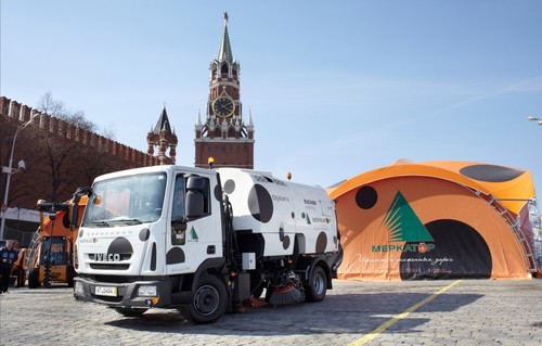 Iveco Eurocargo 120 EL 20 CNG als Kehrmaschine in Moskau.