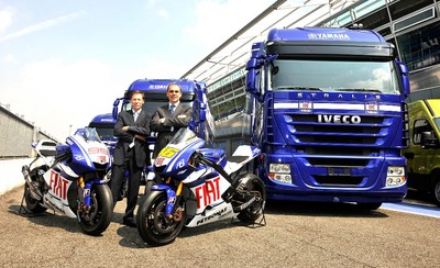Iveco hat sechs Stralis-Sattelzugmaschinen und einen Daily an das MotoGP-Team Fiat-Yamaha übergeben (links: Lin Jarvis, Managing Director Yamaha Motor Racing, rechts: Franco Miniero, Senior Vice President Iveco).
